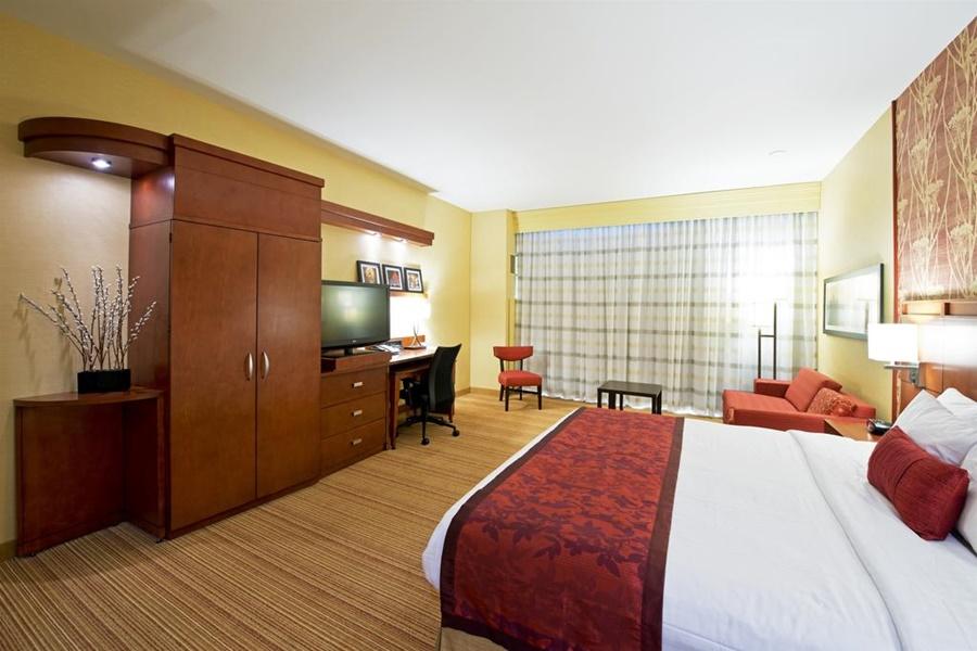 Courtyard By Marriott Ottawa East Hotel Exterior photo