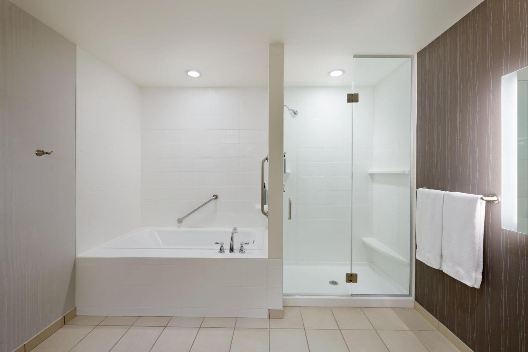 Courtyard By Marriott Ottawa East Hotel Exterior photo