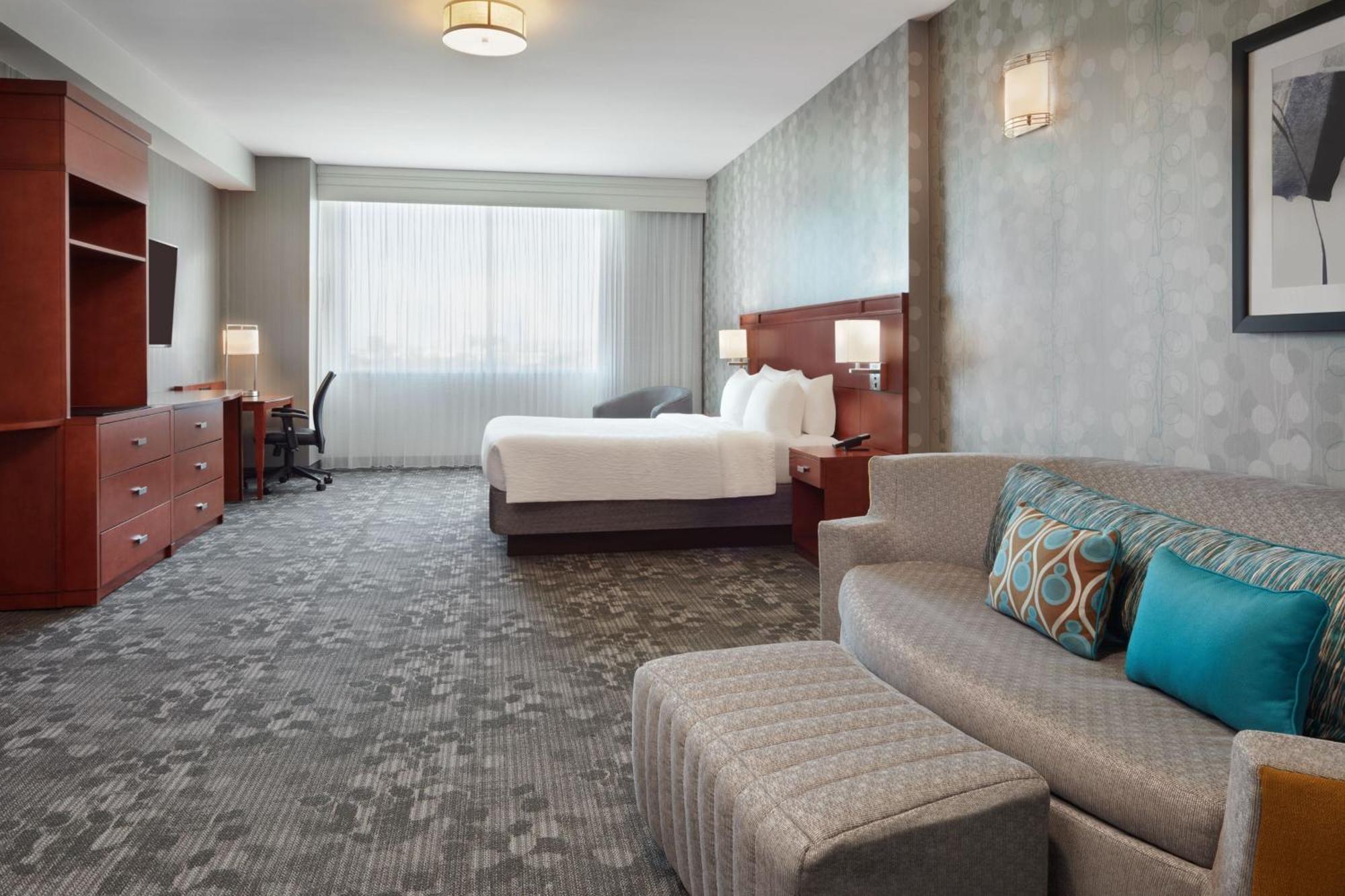 Courtyard By Marriott Ottawa East Hotel Exterior photo