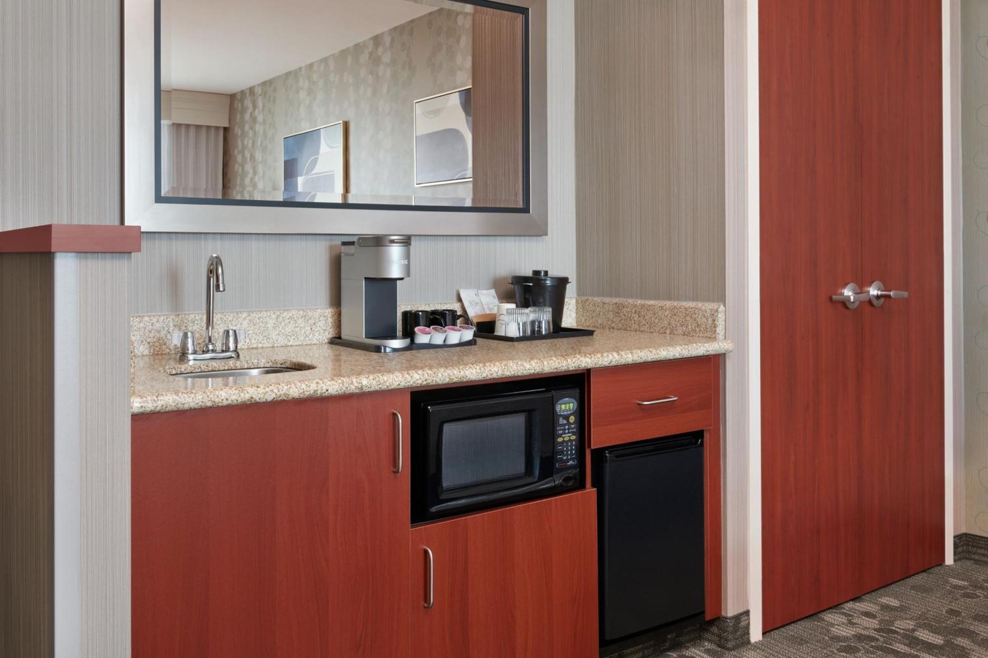 Courtyard By Marriott Ottawa East Hotel Exterior photo