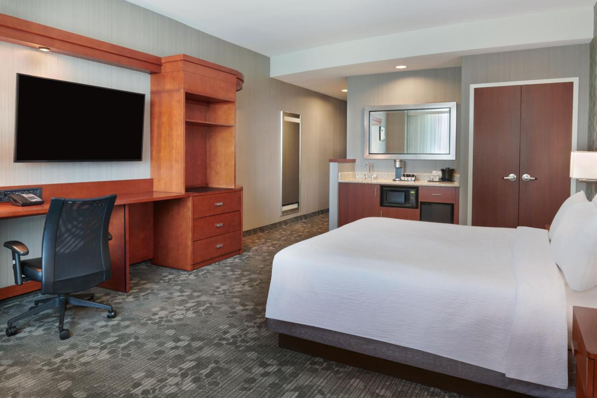 Courtyard By Marriott Ottawa East Hotel Exterior photo