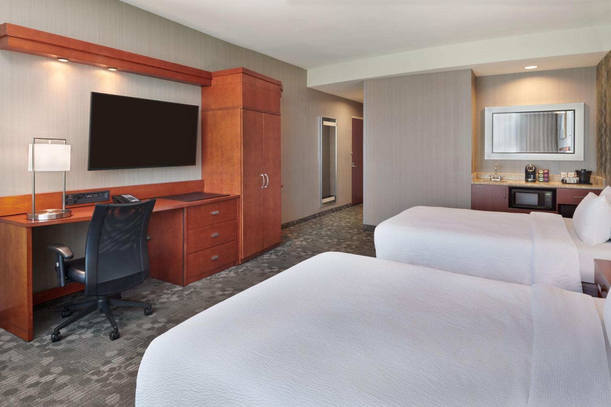 Courtyard By Marriott Ottawa East Hotel Exterior photo