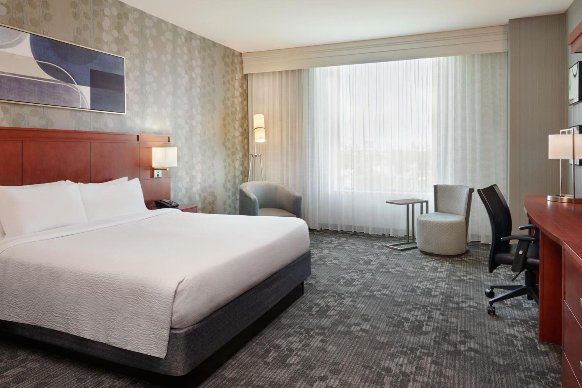 Courtyard By Marriott Ottawa East Hotel Exterior photo