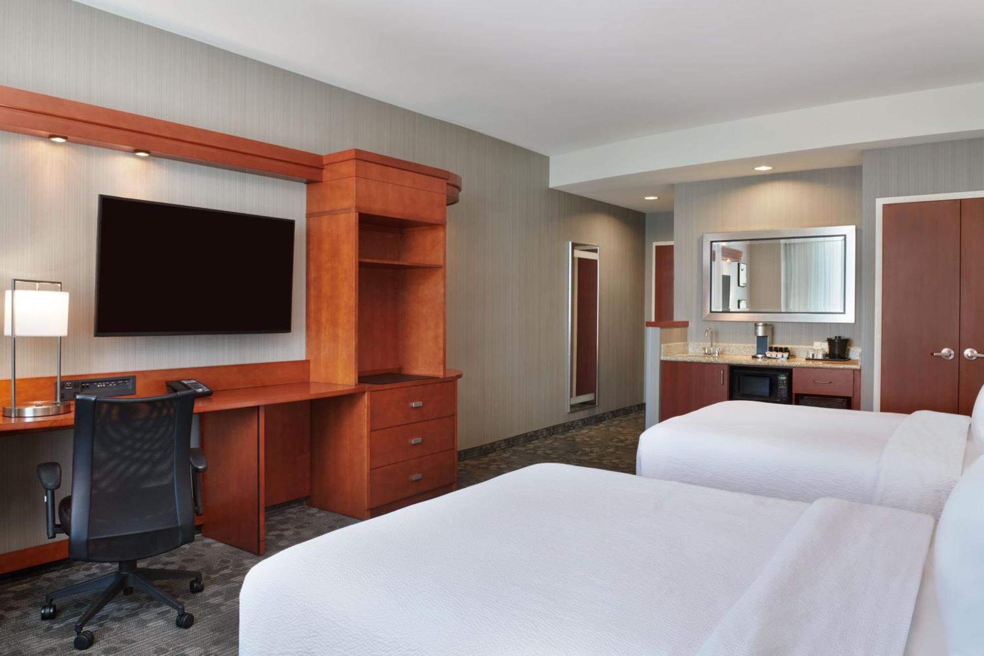 Courtyard By Marriott Ottawa East Hotel Exterior photo