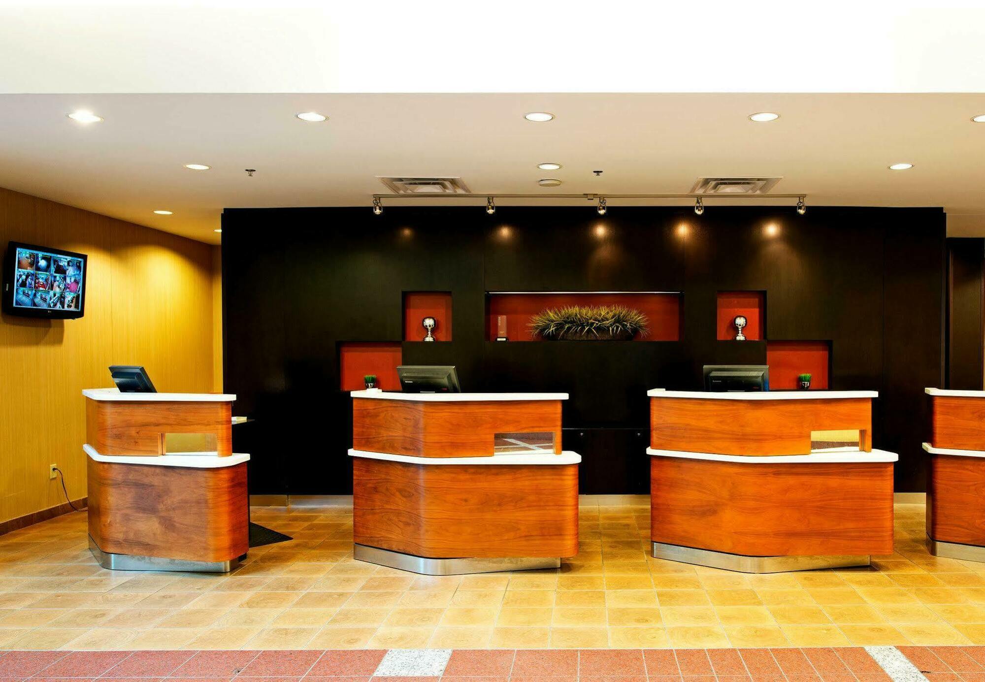 Courtyard By Marriott Ottawa East Hotel Exterior photo